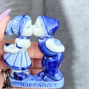 Delft Blue ceramic Dutch kissing couple